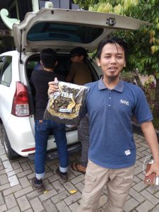 Member TDA Bandung mendapat kaos event Pesta Wirausaha
